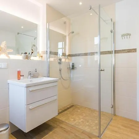 In Zingst With Swimming Pool Kirr